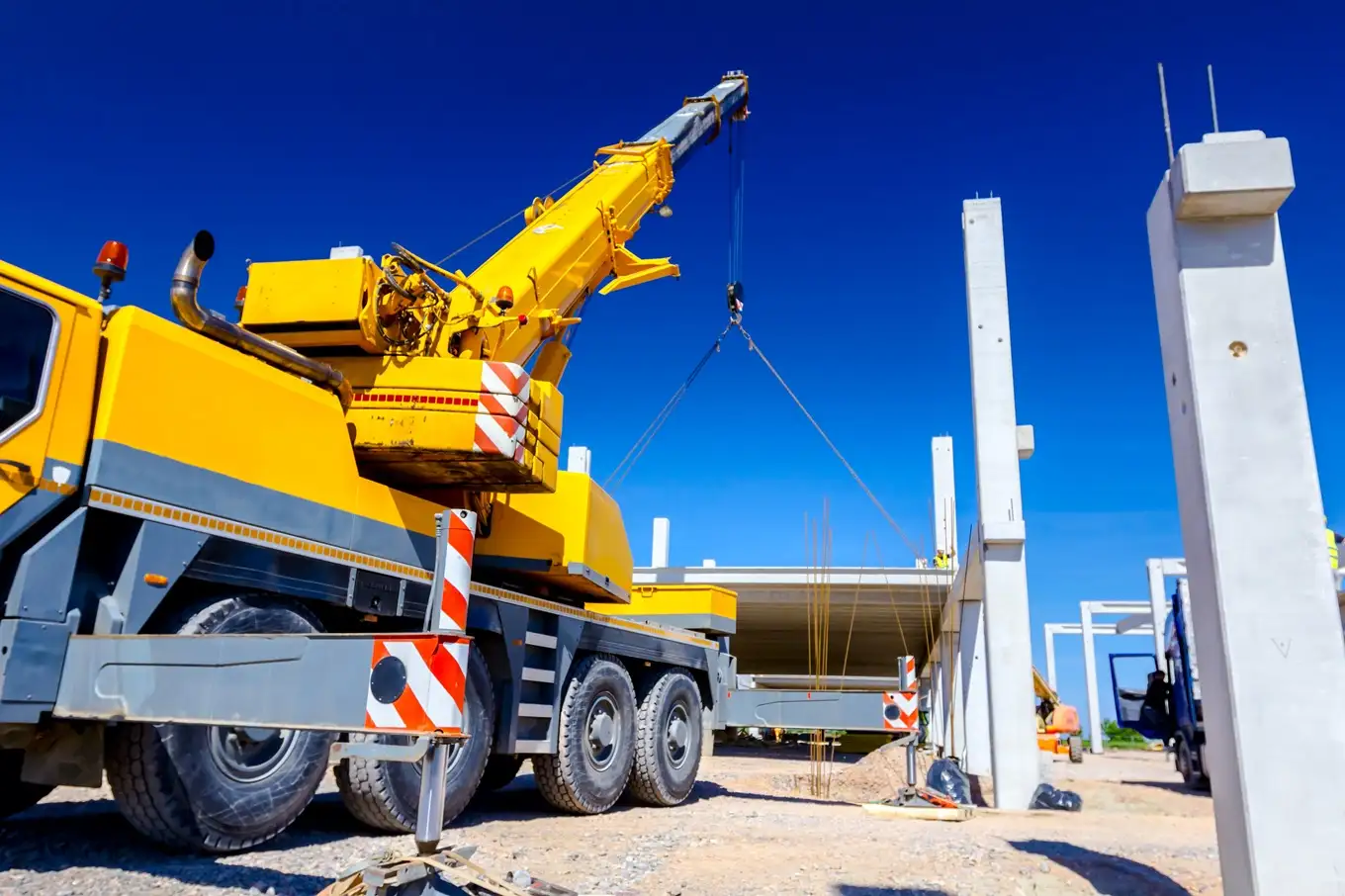 dźwig mobilny na placu budowy